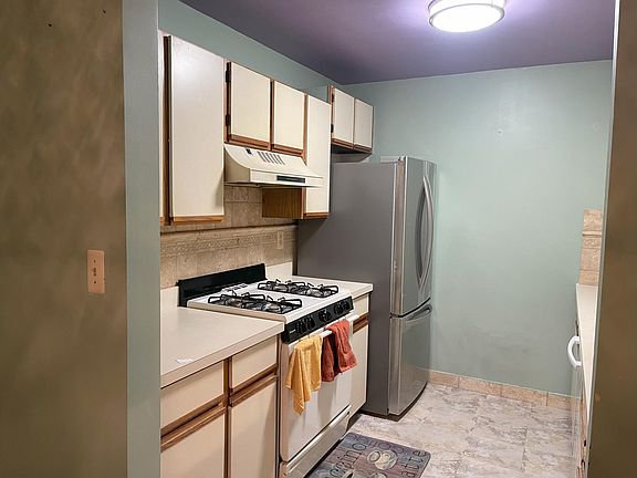 Kitchen Stove and Refrigerator