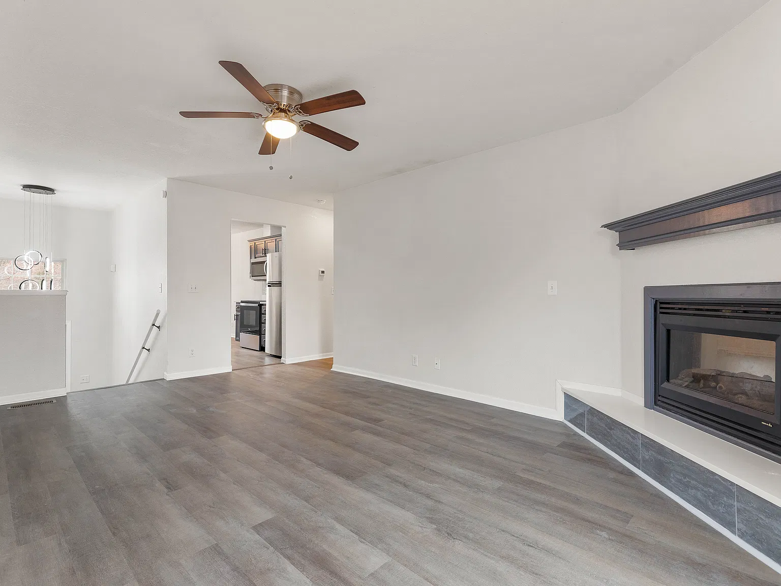 3 bed, 946 sqft, $1,800 — Photo 2