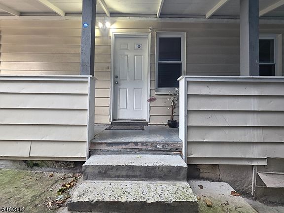 2nd image of 82 Palm St