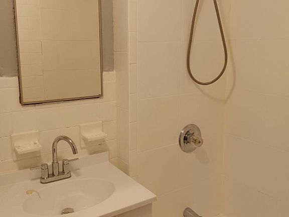 5th image of 174 Sanford St Floor 1