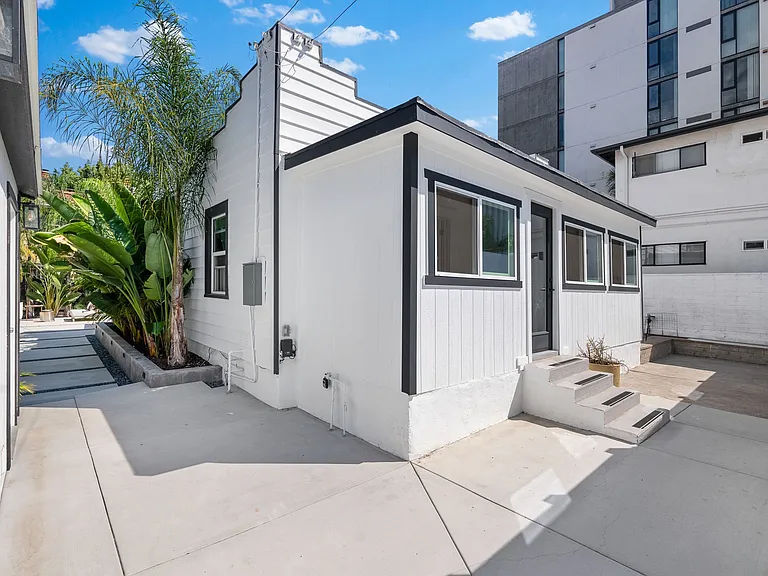 1752 Robinson Ave — Photo 21