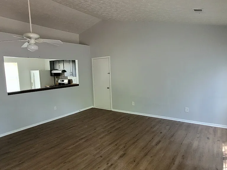 1217 Lakeview Xing — Photo 7