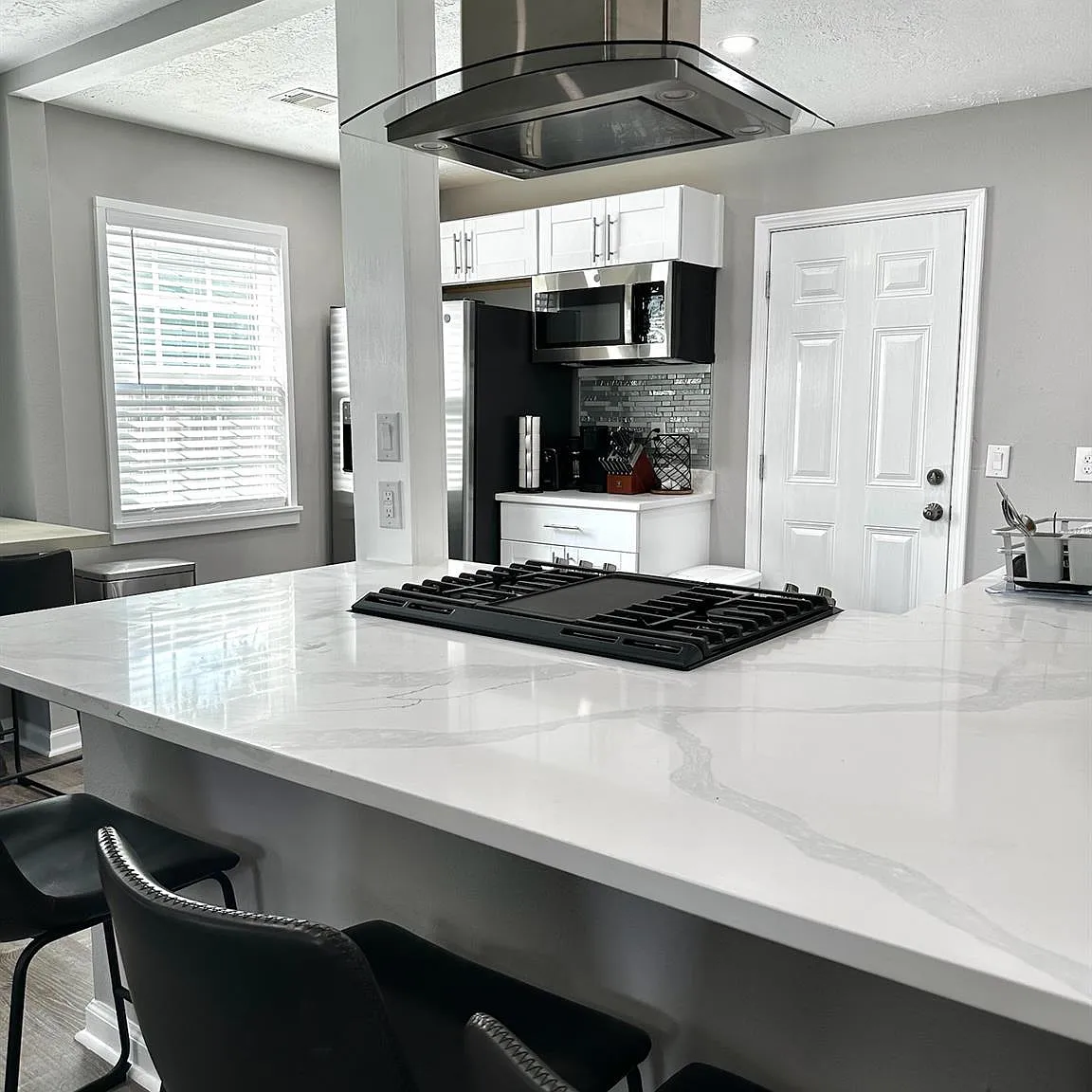 2 bed, 1.0 bath, 1000 sqft, $1,600 — Photo 2