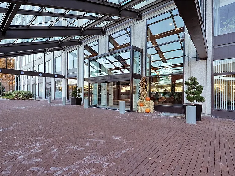 320 Fort Duquesne Blvd #8M — Photo 2