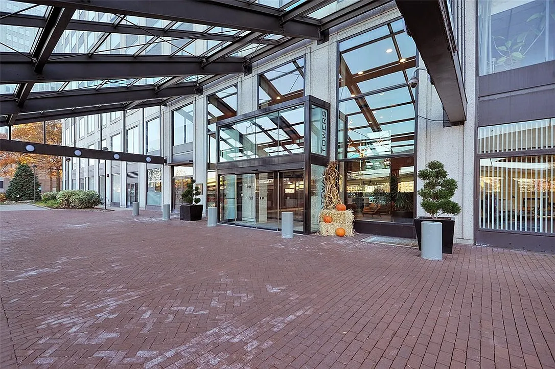 Building Photo - 320 Fort Duquesne Blvd #8M