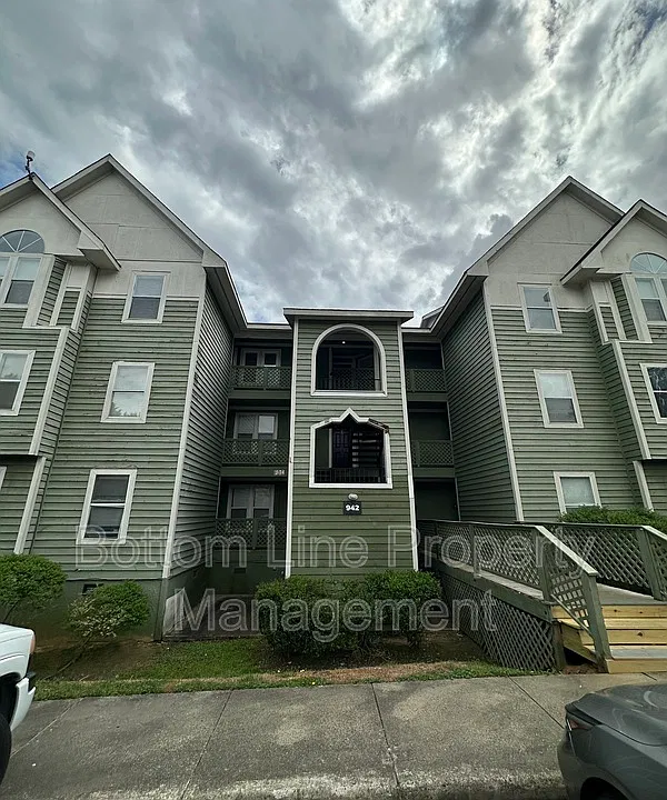 942 Stewarts Creek Dr #8