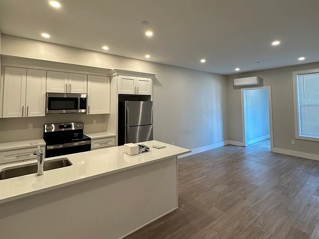 2 bed, 1.0 bath, 824 sqft, $3,000 — Photo 3