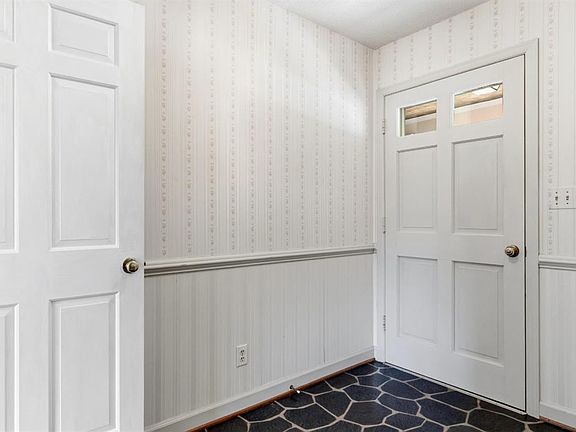 4th image of 260 Bob Cir