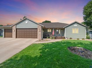 601 N Sagehorn Dr, Hartford, SD 57033