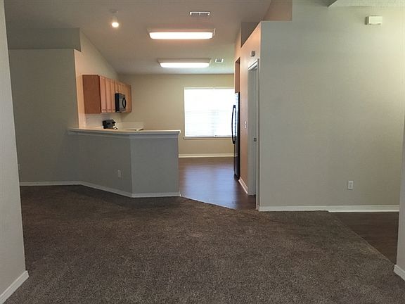 4th image of 550 Summit Dr