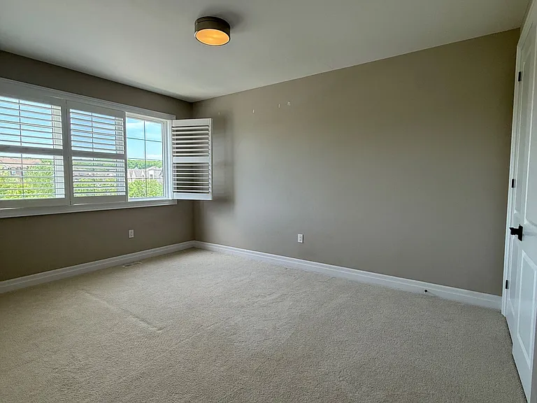222 N Park Blvd — Photo 33