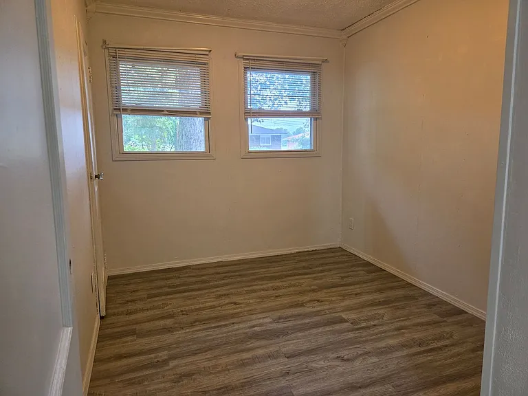 946 S Hampton Rd — Photo 2