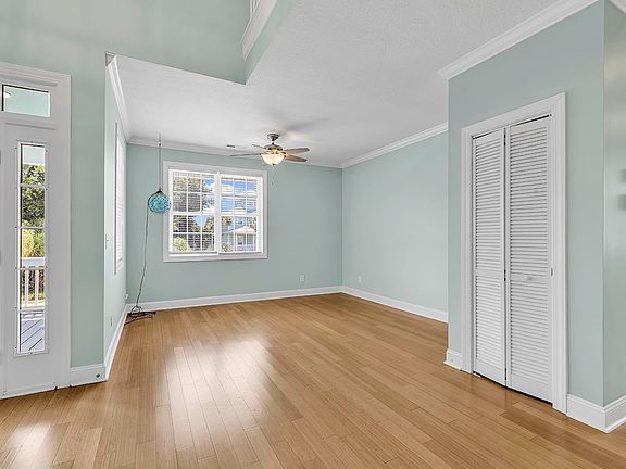 4th image of 6 Cottage Dr.