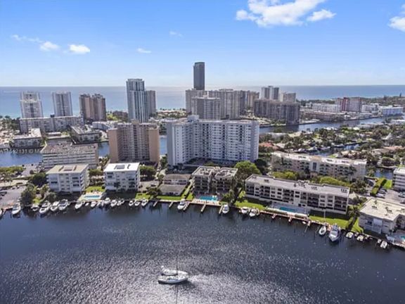 5th image of 137 Golden Isles Dr APT 1612