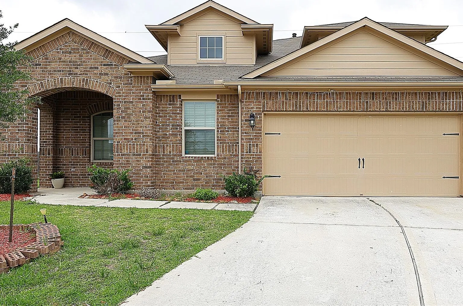 5 bed, 2.5 bath, 2326 sqft, $2,600 — Photo 1