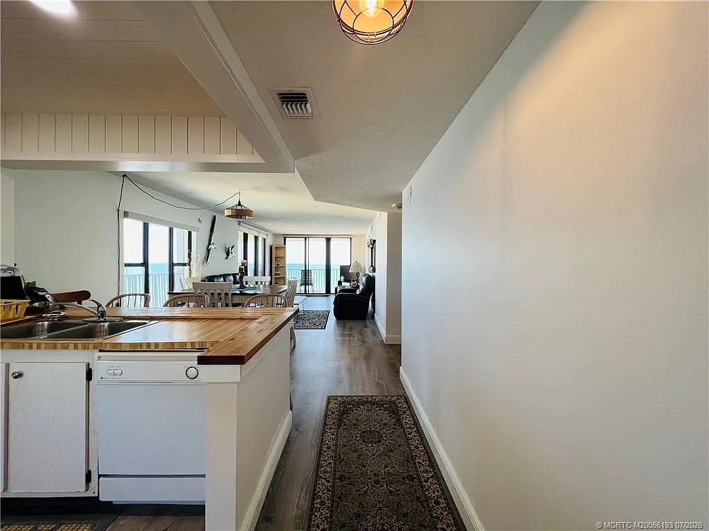 2 bed, 2.0 bath, 1044 sqft, $2,400 — Photo 4