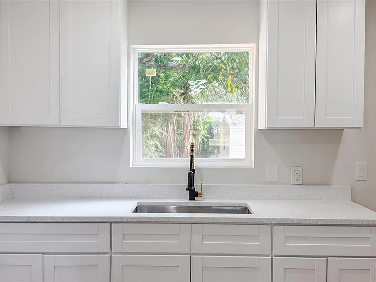 520 E Juanita St — Photo 13
