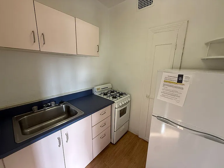 Bayard Manor Apartments — Photo 36