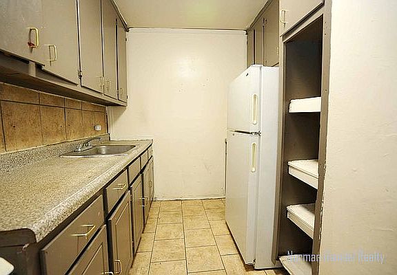 4th image of 660 E 98th St #1F