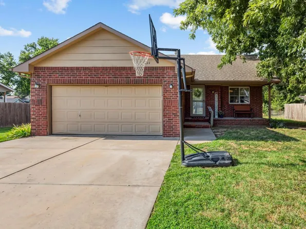 211 W Union Ave, Colwich, KS 67030