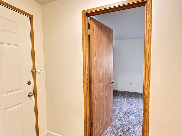 Willow Creek Apartments — Photo 7