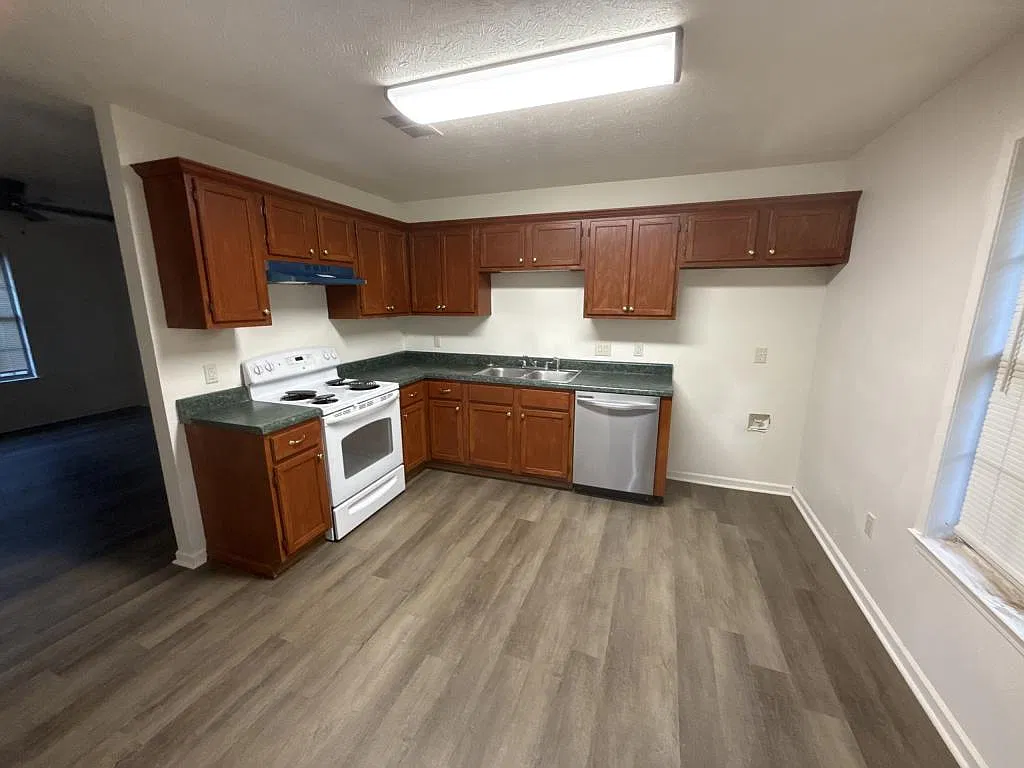 3945 Ledbetter Dr — Photo 2
