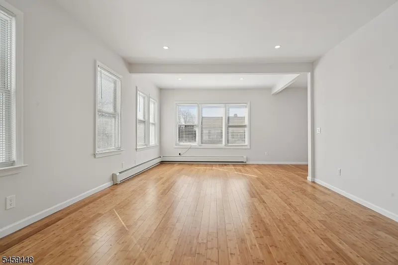 2 bed, 1.0 bath, 1000 sqft, $2,400 — Photo 3
