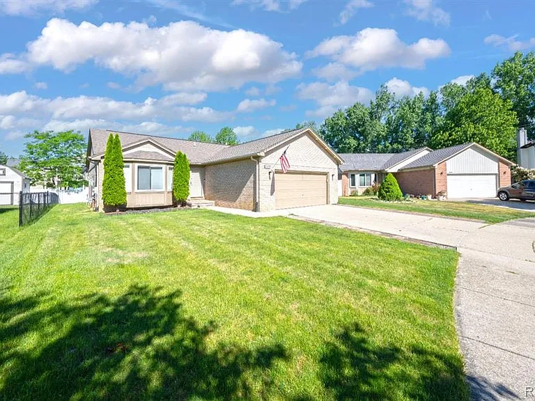 45925 Ashwood Ln — Photo 2