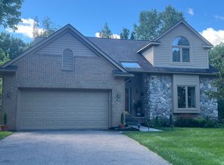 7065 Deerwood Trl, West Bloomfield, MI 48323