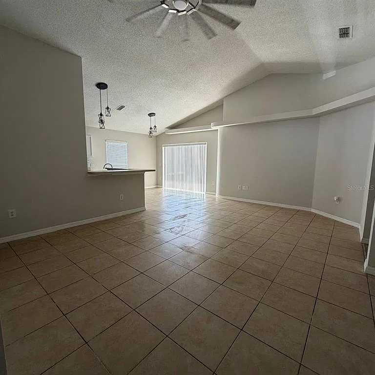 3 bed, 2.0 bath, 1393 sqft, $1,950 — Photo 2