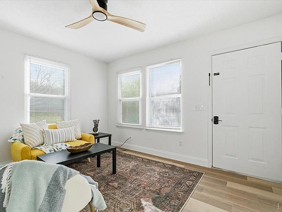 4th image of 442 W King St
