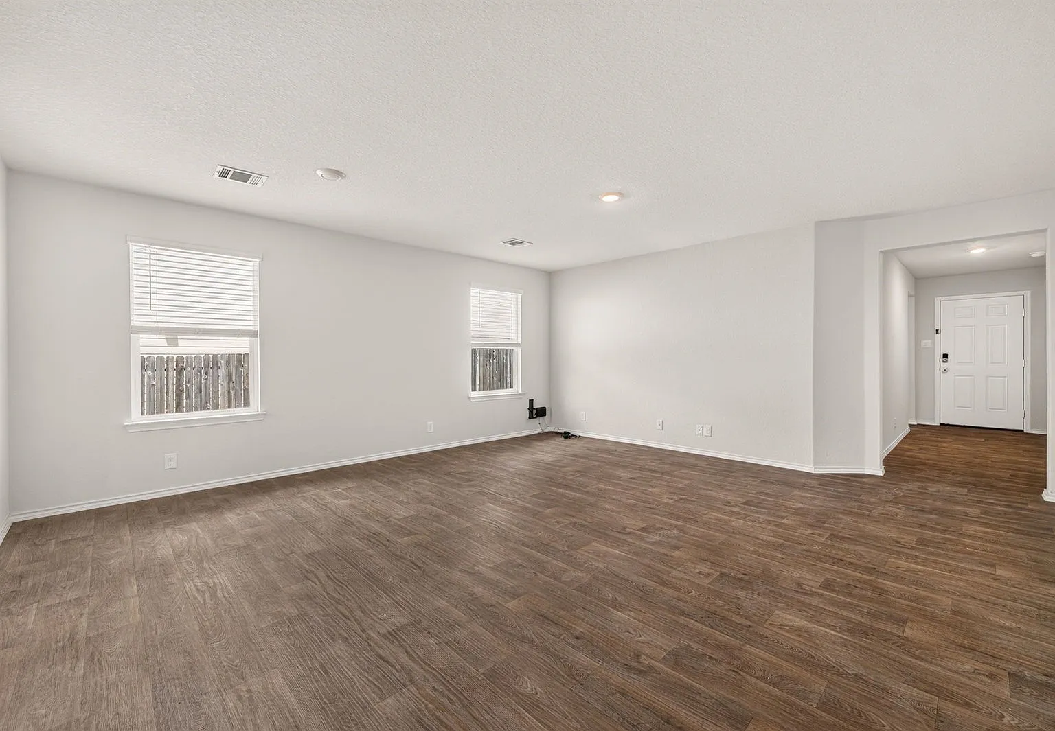 3 bed, 2.0 bath, 1180 sqft, $1,650 — Photo 4