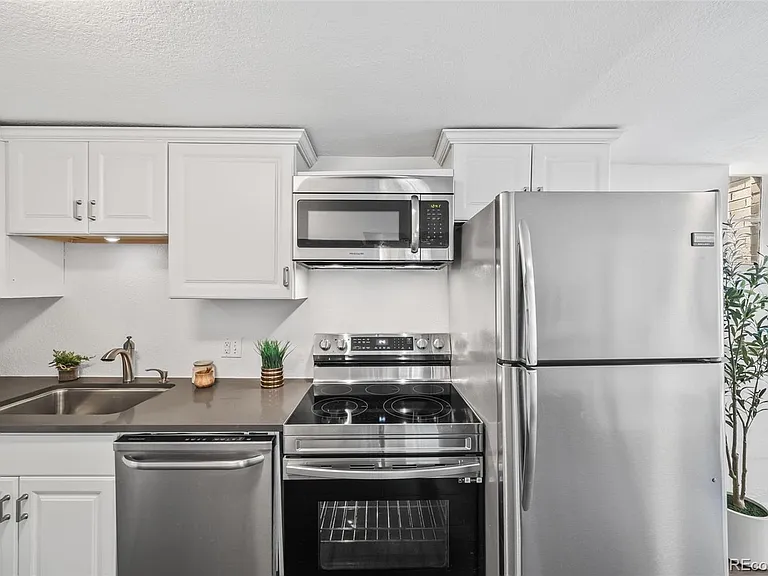 2290 Jasmine St — Photo 33
