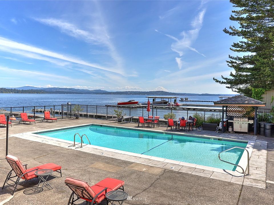 Come live as if you are on vacation every day. Poolside provides a stunning setting to laze away a weekend afternoon. Chaises and additional seating, dining tables, and gas barbecues are available to residents. There are even poolside bathrooms for guests!>