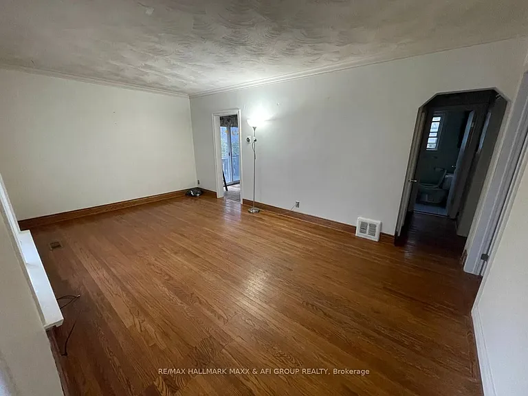 54 Highland Park Blvd E — Photo 2