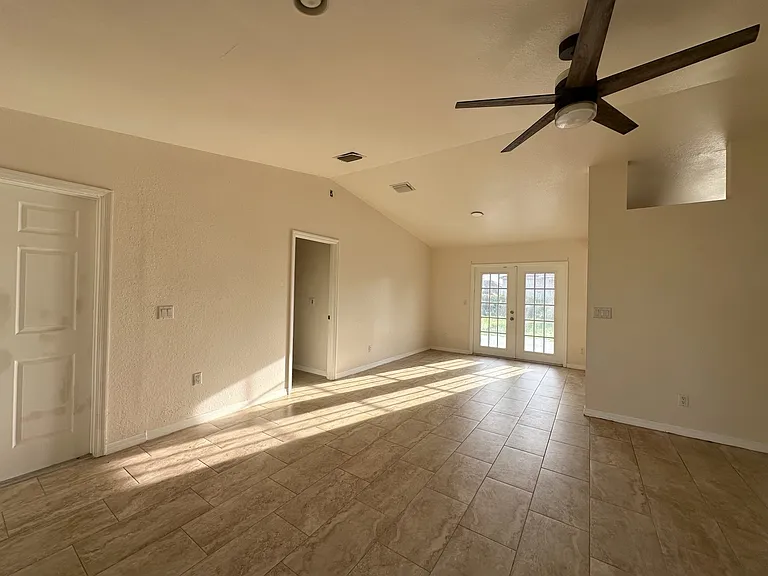 1014 NE 5th Pl — Photo 12