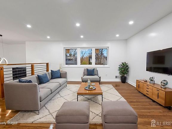 3rd image of 12 Barker Rd