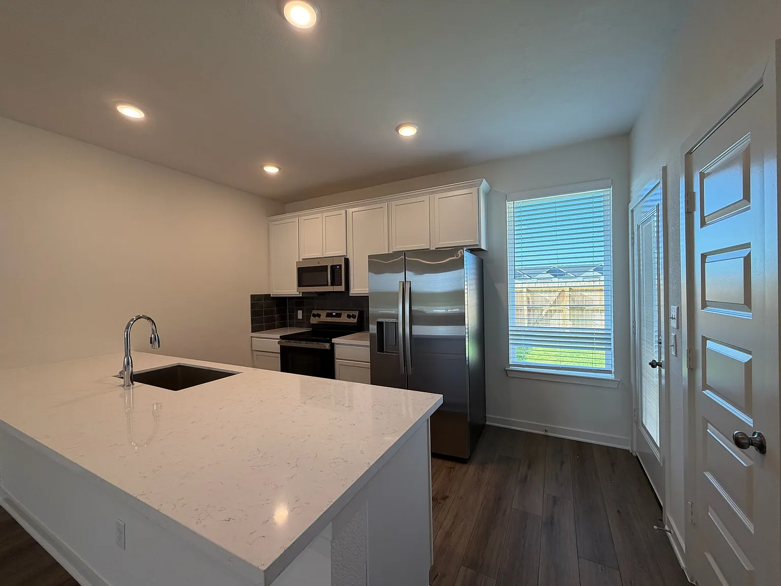 3 bed, 2.5 bath, 1346 sqft, $2,000 — Photo 2