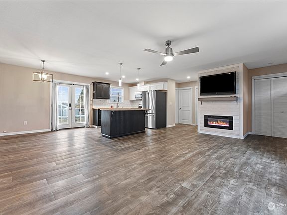 4th image of 650 S Grand Drive