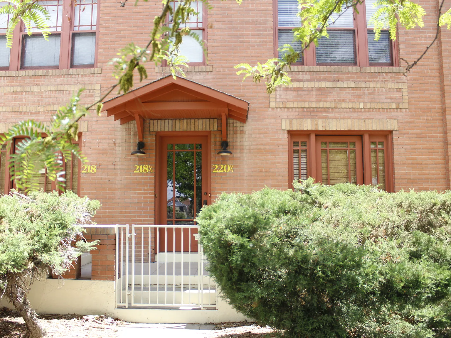 1200 SF 2 Bedroom, 1st Floor Victorian Charmer — Photo 2