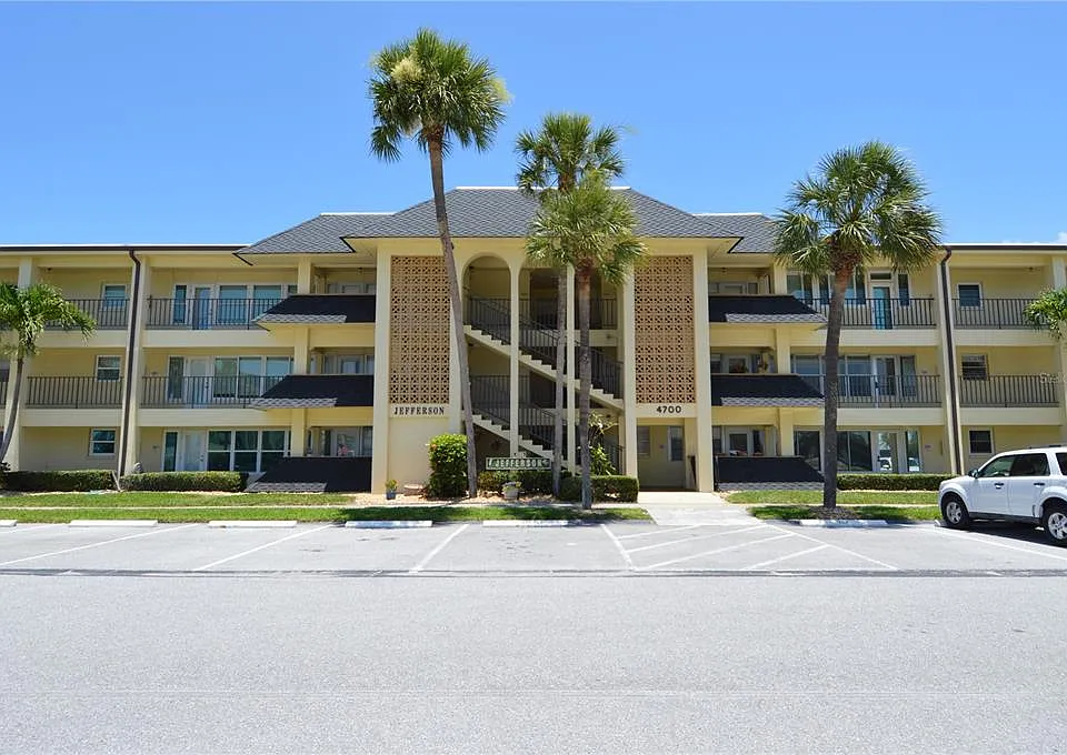 4700 Cove Cir #107