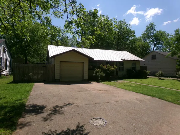 617 N Ash St, Waurika, OK 73573