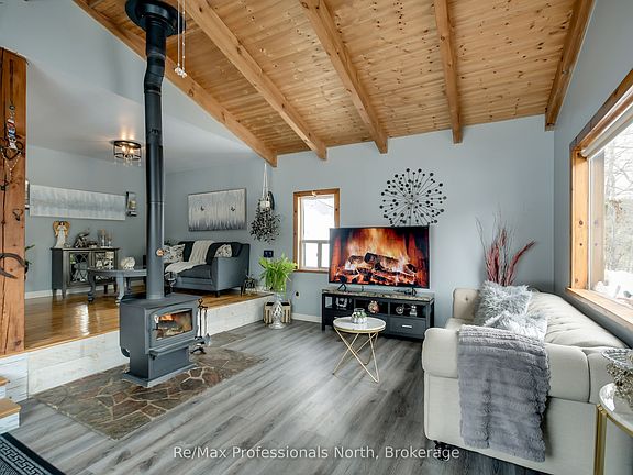 4th image of 1017 Barlochan Rd