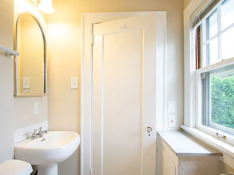 Adorable 1 Bedroom Flat by Laurelhurst Park + SE Belmont! — Photo 12