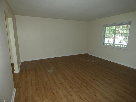 3rd image of 18 Walnut Dr