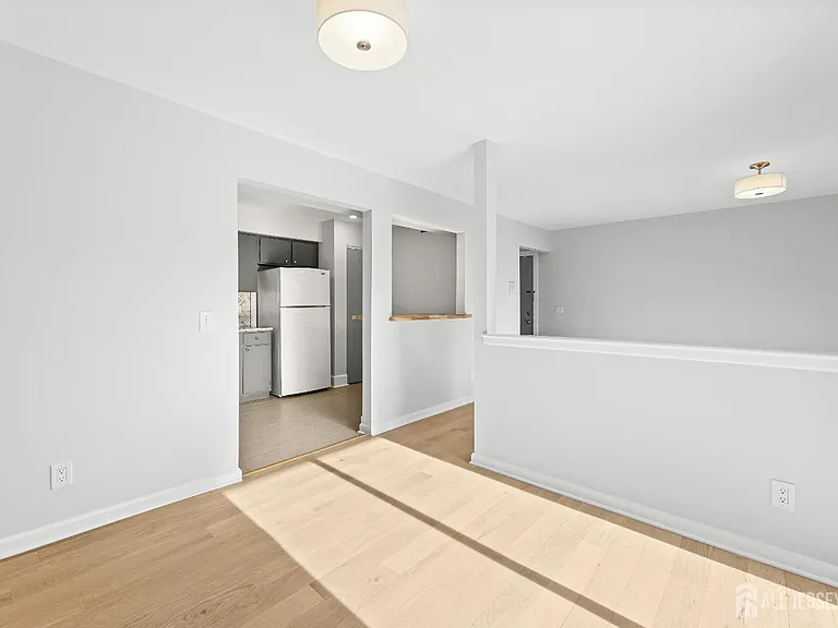 3226 Sayre Dr — Photo 6