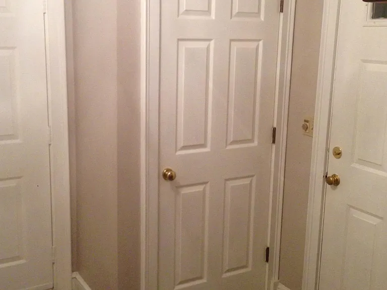 Tiled entryway/mud room