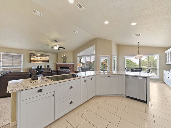 5th image of 645 Oak Hollow Dr