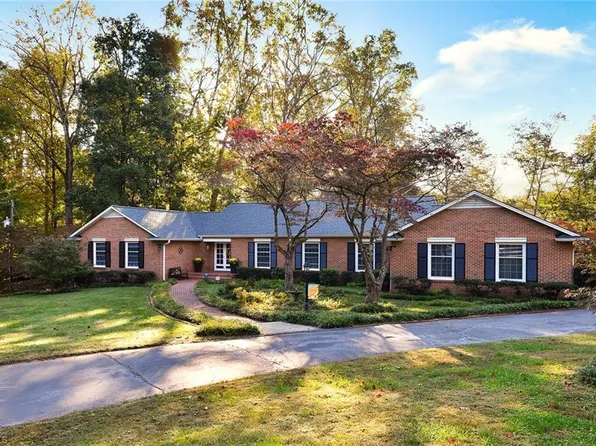 3520 Lakeview Dr, Pfafftown, NC 27040