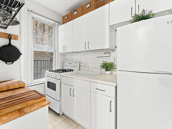 3rd image of 321 E 54th St APT 4K
